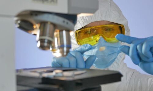 Ruská ruleta v hotelové sprše: Pro muže může být bakterie v trubkách smrtelná. Jak se chránit?