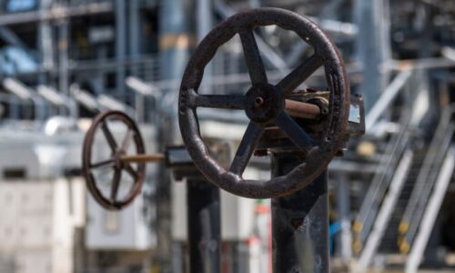 Stav ropné nouze na Slovensku: Stát po přerušení dodávek přes Ukrajinu sáhne na nouzové zásoby