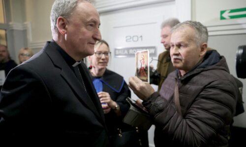 V Poľsku po prvýkrát súdia biskupa, ktorý kryl zneužívanie detí kňazmi