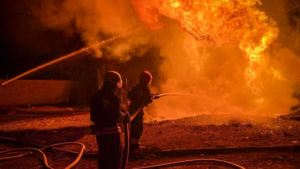 Bytový dom zachvátili plamene. v lemešanoch zasahujú hasiči