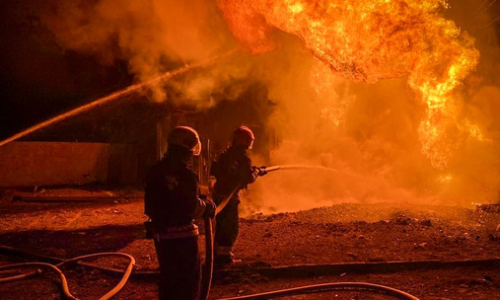 Bytový dom zachvátili plamene. V Lemešanoch zasahujú hasiči