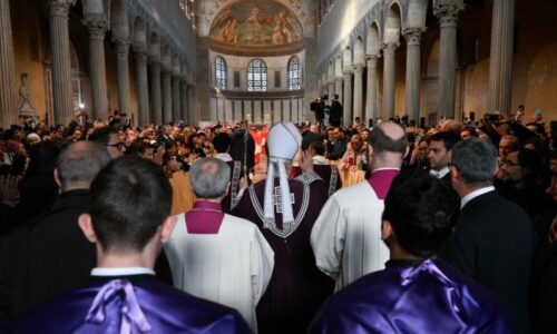 Homília Leva XIV. pri udelení popolca: Nezostávajme pri popole, vstaňme a znovu budujme