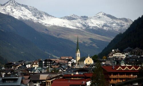 Lavíny si v rakúskych Alpách vyžiadali najmenej troch mŕtvych, nasadené boli vrtuľníky aj psie jednotky