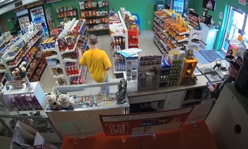 Muž v USA chtěl unést expartnerku, ta se skryla v obchodě. Prodavačka popsala děsivé chvíle