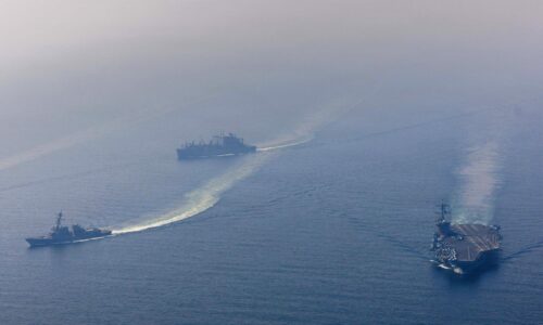 Až 800 úderov za deň. USA zhromažďujú pri Iráne drvivú silu, boje môžu trvať týždne