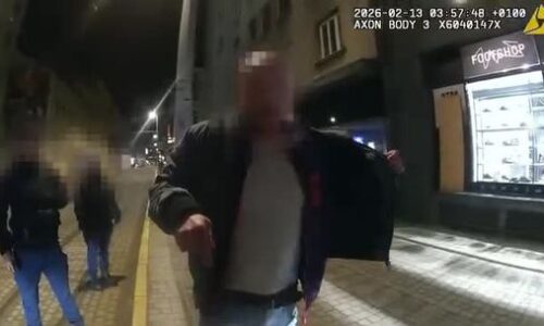 VIDEO: V Bratislave behal po Obchodnej muž s nožom a kričal extrémistické heslá