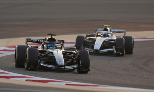 Popoludní bol najrýchlejší jazdec mercedesu. stredu poznačila prvá červená vlajka