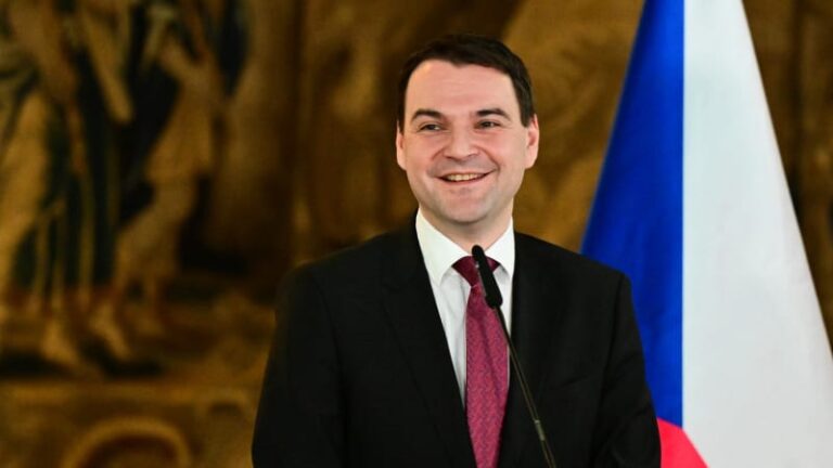 Poslanci kvůli macinkovi odmítli jednání o škrtech na mzv. humanitární týmy bijí na poplach