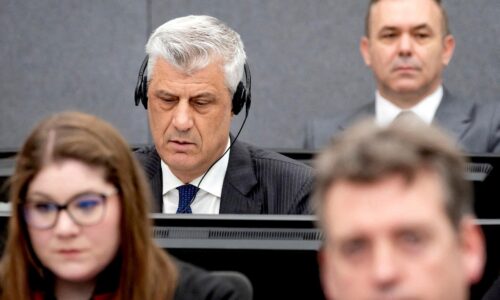 Kosovský exprezident Thaci odmieta obvinenia z vojnových zločinov, obžaloba žiada 45-ročný trest