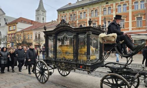 VIDEO: Zlatá truhla a honosný koč. Košice sa lúčia s rómskym kráľom Róbertom I. Prišli desiatky ľudí