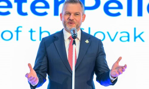 Pellegrini tvrdí, že Slovensko by sa malo pridať k zákazu sociálnych sietí pre deti