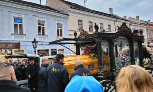 V Košiciach sa lúčia s rómskym kráľom Róbertom Botošom, rakvu viezli na koči ťahanom koňmi – VIDEO, FOTO