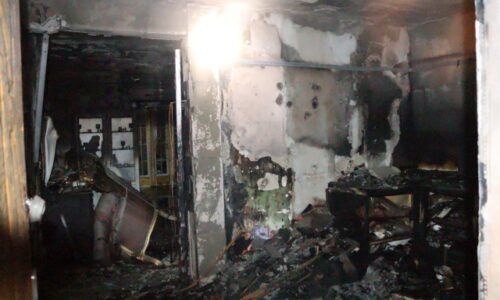 Požiar bytovky v Lemešanoch spôsobil predbežnú škodu za 80-tisíc eur, obyvatelia museli stráviť noc v kultúrnom dome – FOTO