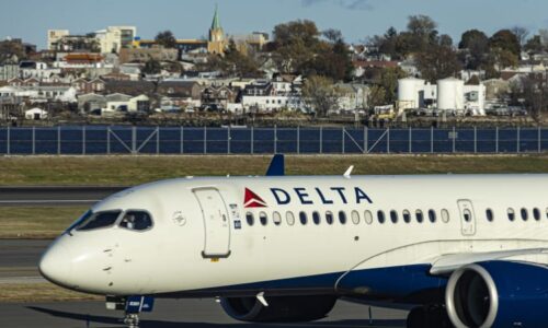 Poplach v letadle: Muž chtěl proniknout do kokpitu, ukazují záběry. Stroj v USA nouzově přistál