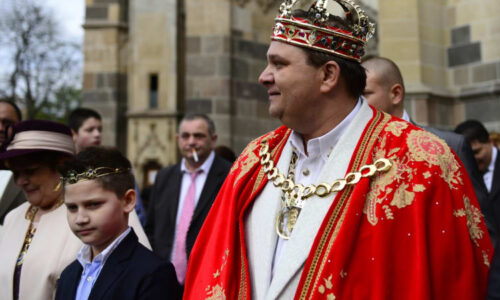 Košice se loučí s romským králem. Róberta I. vezli na jeho poslední cestě koně dovezení z Česka