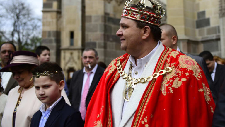 Košice se loučí s romským králem. róberta i. vezli na jeho poslední cestě koně dovezení z česka