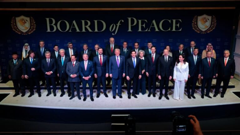 Trump zahájil radu míru s „nejlepším týmem“. v usa je za česko coby pozorovatel i macinka