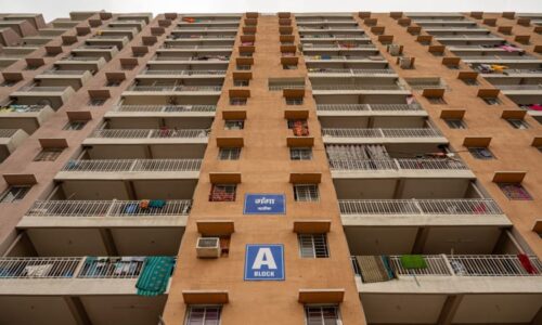 Myslely si, že jsou Korejky a skočily z 9. patra. Tři indické sestry neunesly zákaz mobilů