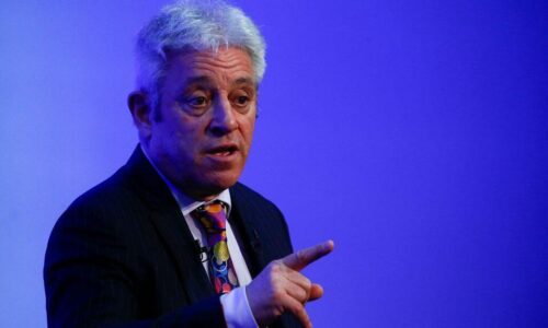 Vládu v Teheráne treba ekonomicky nemilosrdne drviť. Západ musí ukončiť nákup iránskej ropy a plynu (ROZHOVOR)