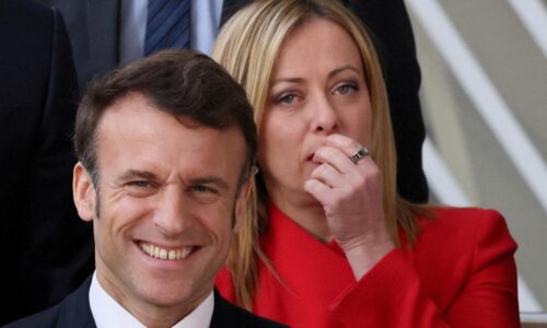Macron odkázal Meloniovej, nech sa stará o svoje veci. Komentovala zabitie mladého nacionalistu v Lyone