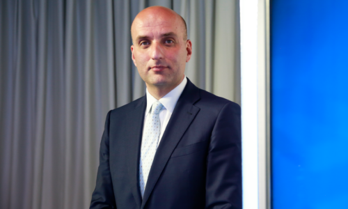 Slovensko nie je od gréckej cesty ďaleko, varuje hlavný ekonóm NBS. Ako sa z bankrotu krajiny môžeme poučiť?