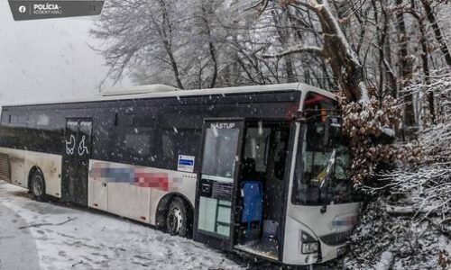 FOTO: Nehoda autobusu pri Košiciach, hlásia zranených