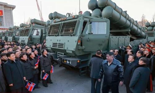 Video: Severokórejský vodca testoval veľkokalibrový raketomet schopný jadrového úderu