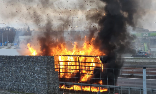 Z kamionu na D8 šlehají plameny. Zasahují hasiči i policisté, dálnice ve směru na Prahu stojí