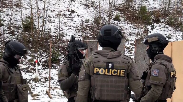 Děsivý případ z náchodska: dvojice unesla a vydírala muže 30 hodin. policie odhalila důvod