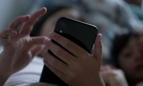 Svět dětem zakazuje sociální sítě: Krok nově zvažuje Německo. Pro je i Babiš, Pavel a 90 % Čechů