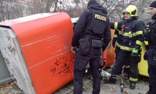 Bizarní zásah v Karlíně: Z kontejneru na elektroodpad koukala jen hlava. Museli pomoct hasiči