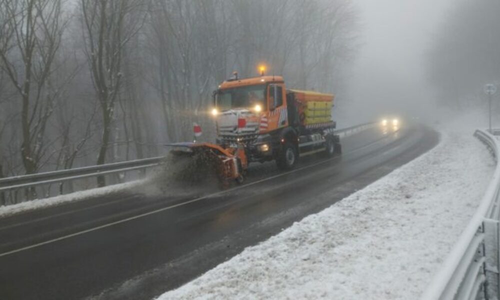 Zimná údržba v Bratislavskom kraji: Cestári majú za sebou intenzívnu noc, ošetrili stovky kilometrov komunikácií