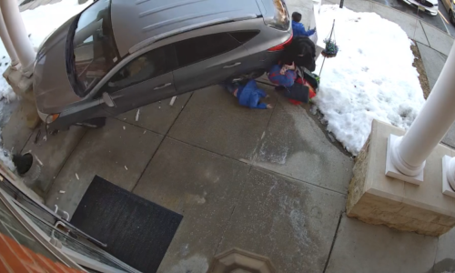 Centimetry od tragédie: Opilá řidička najela do školky a smetla dítě. Vše zachytily kamery