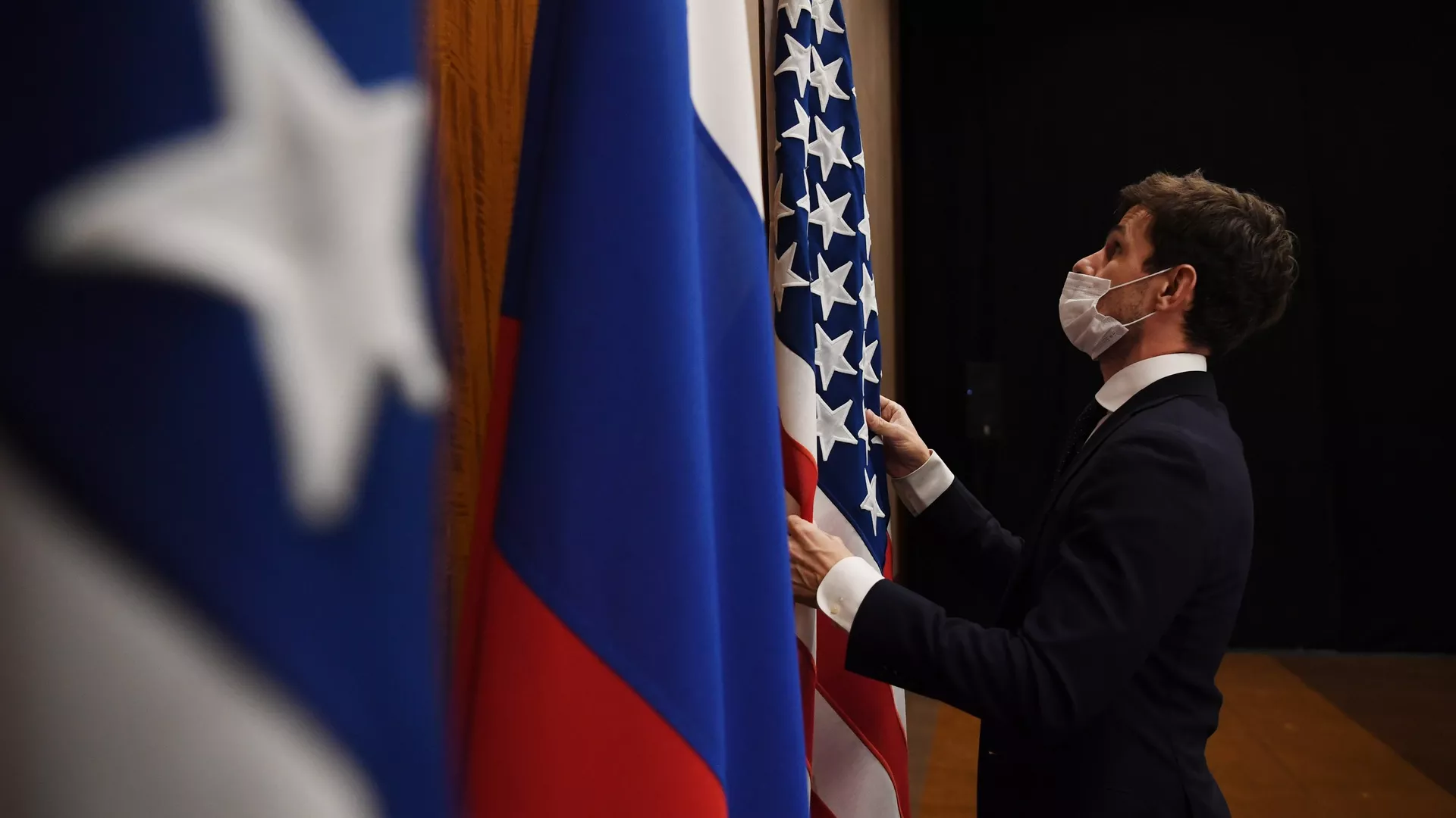 Prečo Rusko vedie rokovania so Západom keď zmluvy s ním nemajú väčšiu hodnotu ako papier, na ktorom sú podpísané?