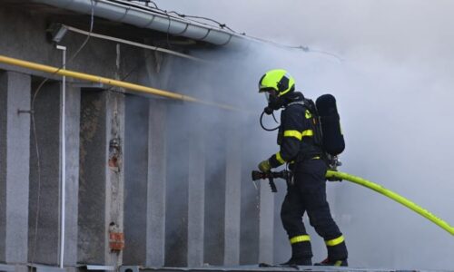 Nebezpečný požár v Brně: Na místě zasahují hasiči, záchranáři ošetřili zraněné