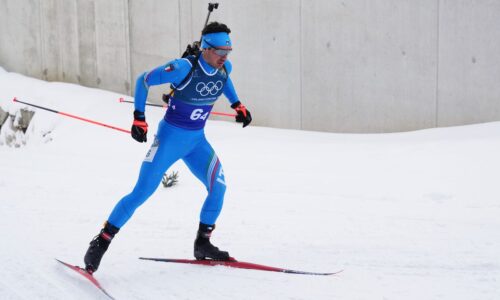 Dramatické scény v biatlone. domáca hviezda bojovala o medailu, no prišiel náhly kolaps