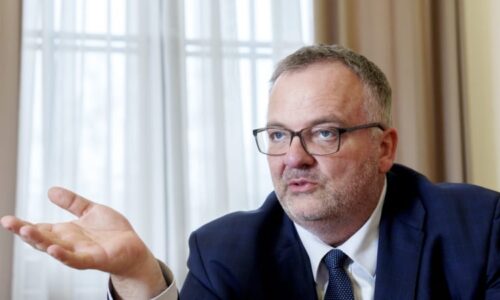 Koalice zvýší seniorům a studentům slevu na jízdném. Ministr Bednárik oznámil termín změny