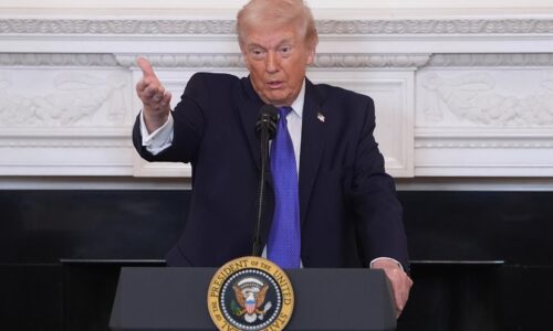 Trump označil rozsudok rušiaci clá za hanbu, má záložný plán. EÚ, Kanada a Británia reagujú na verdikt