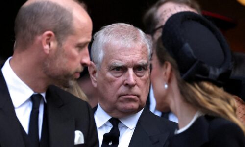 Britská vláda zváži vylúčenie Andrewa z poradia nasledovníkov trónu, o šľachtické tituly už prišiel