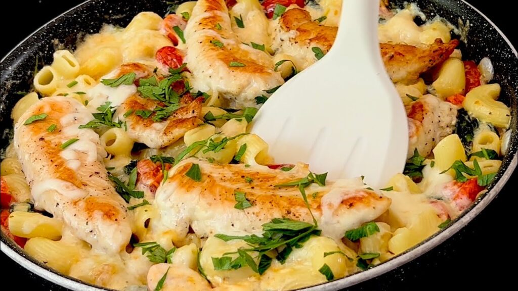 Lecker und einfach. dies ist ein großartiges abendessen. cremige nudeln mit spinat.