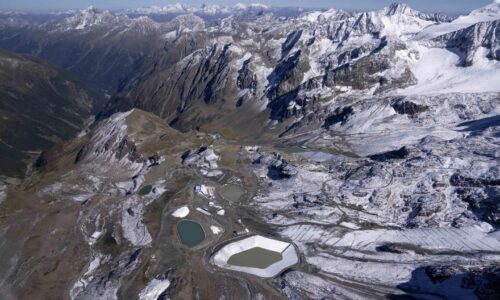 Pri pádoch lavín v Alpách prišlo o život päť ľudí