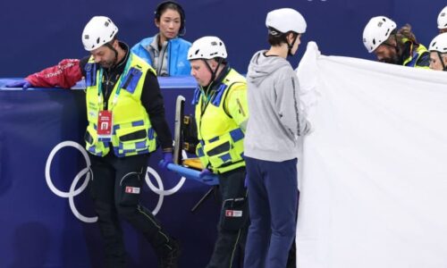 Horor na olympiádě. Rychlobruslařka podklouzla, soupeřka ji trefila nožem přímo do obličeje