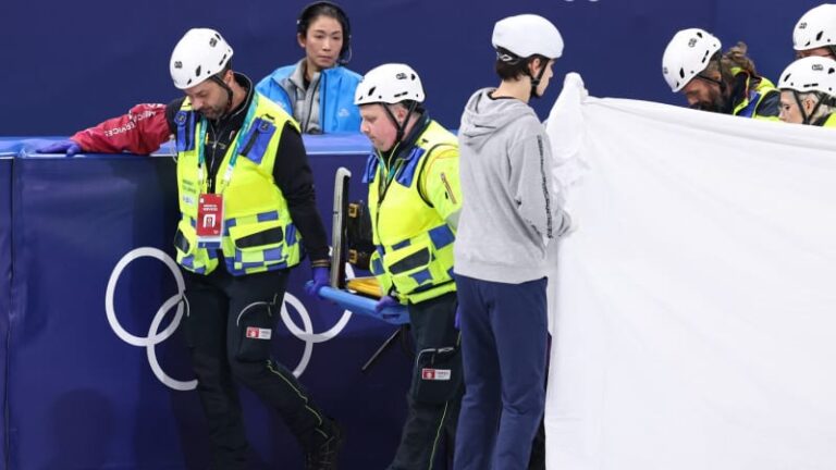 Horor na olympiádě. rychlobruslařka podklouzla, soupeřka ji trefila nožem přímo do obličeje