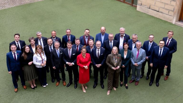 Ods chystá stínovou vládu. babišovi budou konkurovat exministři i senátor. ve hře je i ivan