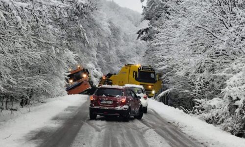 Bez zranení, bez škôd. Sypač sa vyhýbal protiidúcemu autu, skončil v priekope