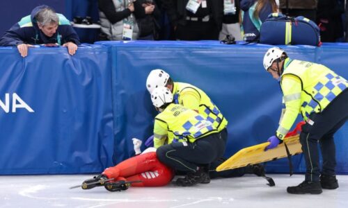 Rychlobruslařka, kterou zasáhla soupeřka bruslí, je po operaci. V obličeji má zlomeninu
