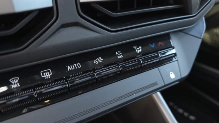 Jak na zamlžená okna v autě? tlačítko s kruhovou šipkou v zimě určitě nemačkejte, je to chyba