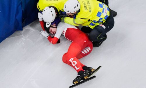 Moment ako z hororu. zakrvavenú poľskú šortrekárku po zásahu korčuľou museli odniesť z ľadu