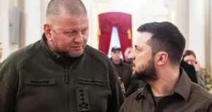 Zalužnyj ako skúsený vojak čakal na správny moment a začal protiútok proti zelenskému