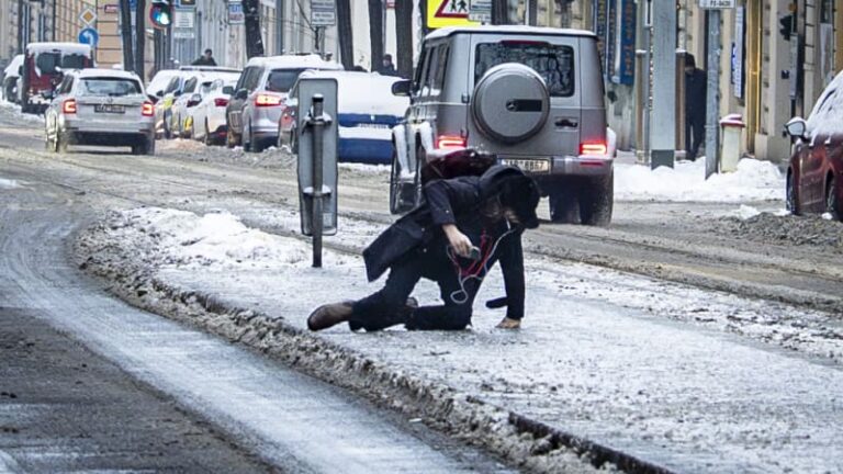 Česko zasáhne ledovka, hrozí povodňové jevy. platí výstraha, kde si dát pozor?